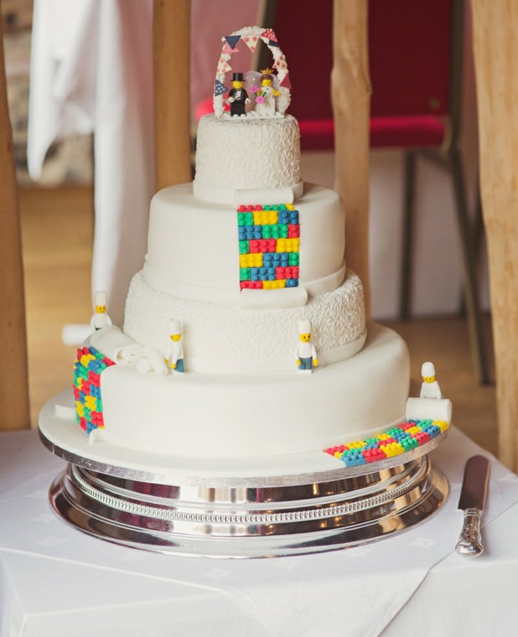 Lego in bunten Farben kommen bei dieser Motivtorte zur Hochzeit zum Vorschein