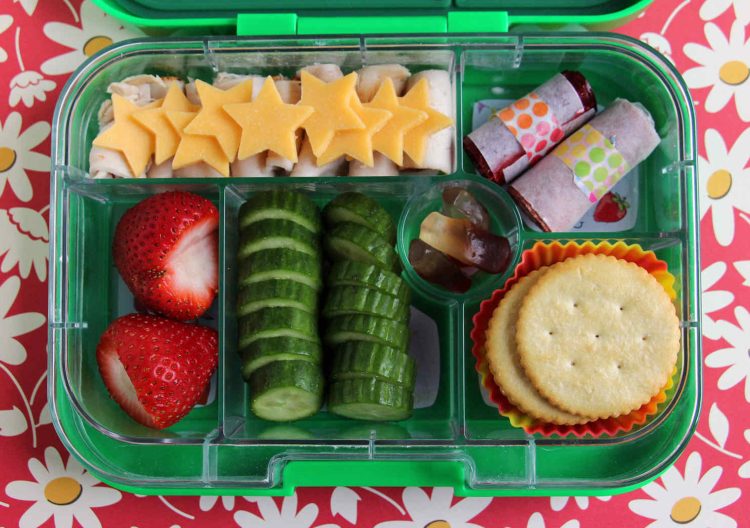 Lunchbox Ideen Schule Kinder Sterne Käse Scinken Gurke Erdbeeren
