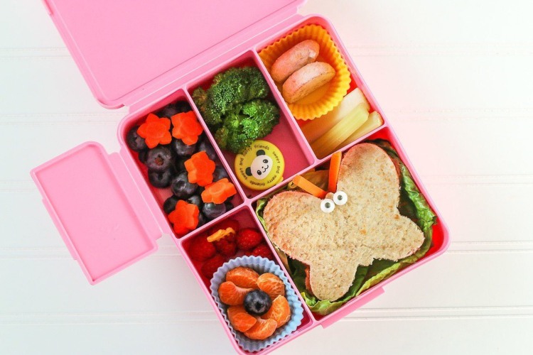 Lunchbox Ideen für Kinder Schmetterling Brötchen Karotten Blumen
