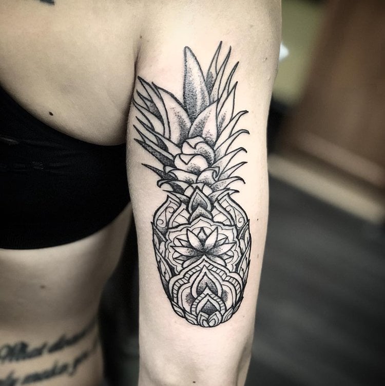 Mandala Ananas Tattoo am Oberarm einer Frau