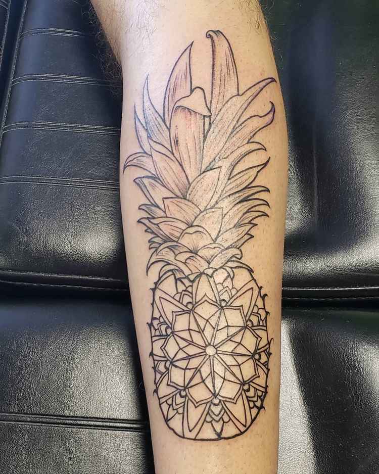 Mandala Tattoo Ananas Kombination an der Wade
