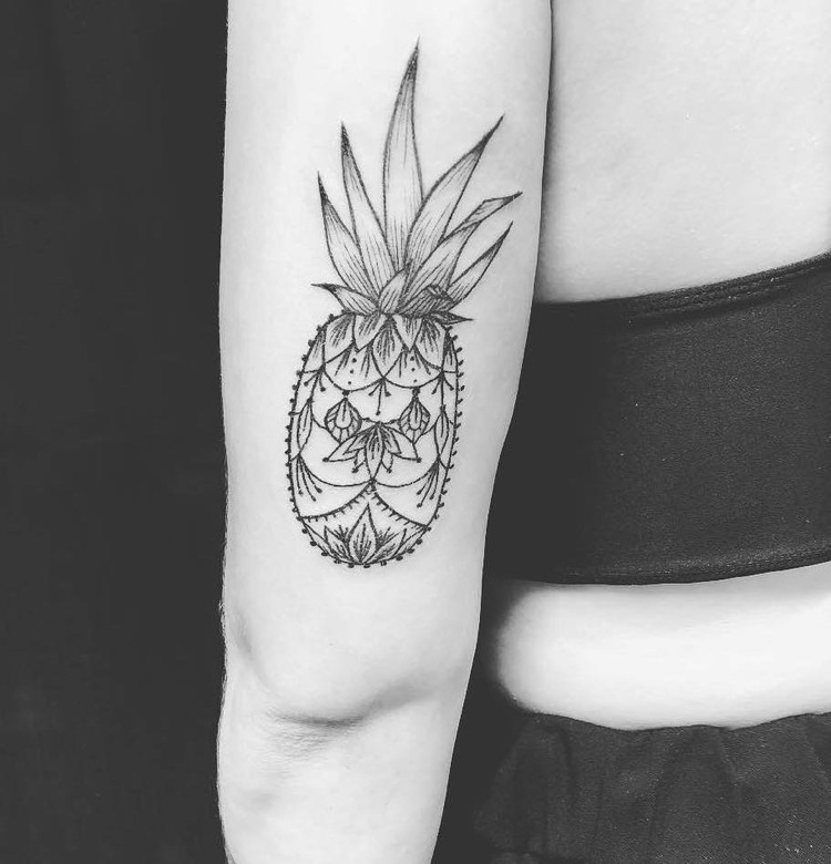 Mandala Tattoo Ananas am Oberarm Frau