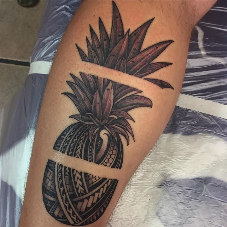 Maori Tattoo Ananas an der Wade für Männer
