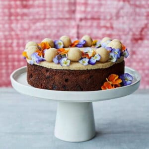 Marzipan Torte Ostern essbare Blüten garnieren