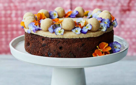 Marzipan Torte Ostern essbare Blüten garnieren