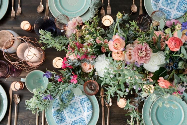Mintgrün und Blumen in verschiedenen Farben zum Dekorieren des Tischs