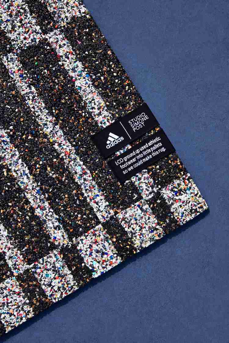 Moderner Teppich Adidas Flagstore ziert
