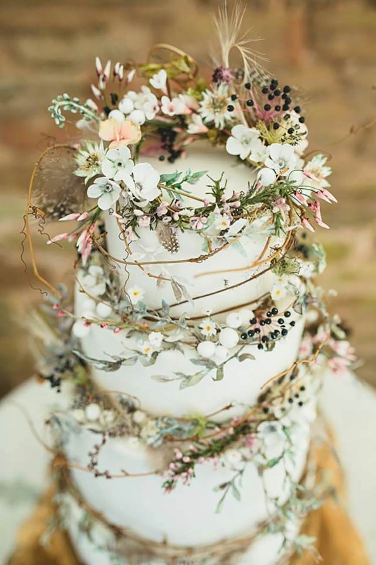 Märchenfeen als Motto für die Hochzeit mit Blumenkränzen aus Wildblumen für die Torte