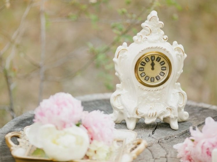 Märchenhochzeit Alice im Wunderland mit Vintage Uhr als Dekoration