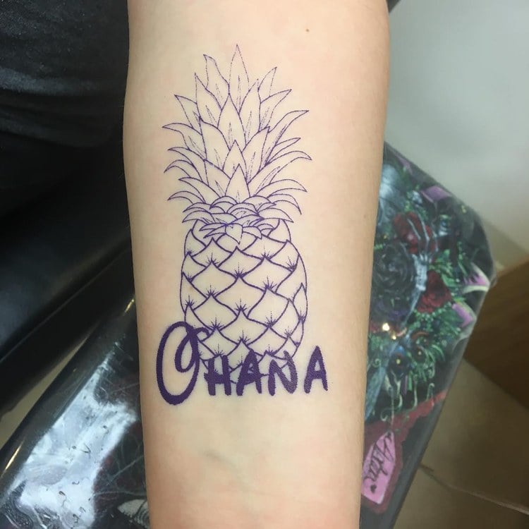 Oberarm Tattoo Ohana mit einer Ananas kombiniert