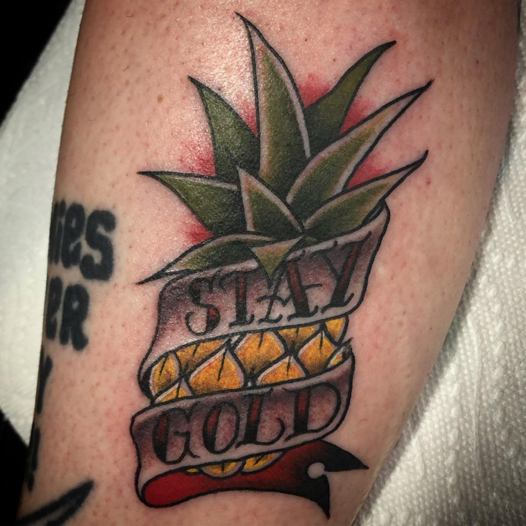 Old School tattoo am Fuß Ananas und Spruch Stay Gold