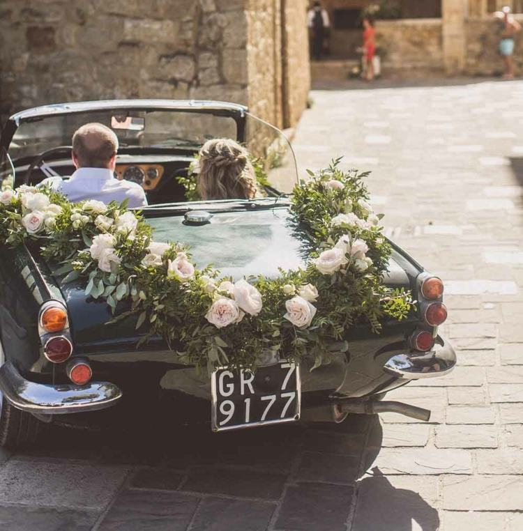Oldtimer Auto geschmückt mit einer Blumengirlande