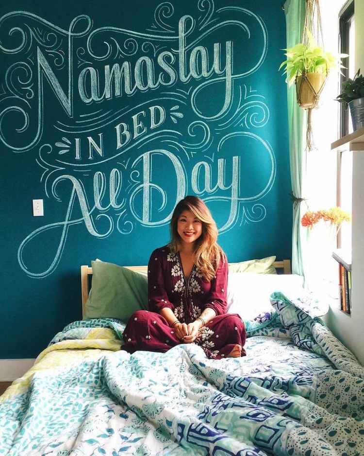 Petrol Kreidetafel Wand im Schlafzimmer mit Spruch Namastay in bed All day