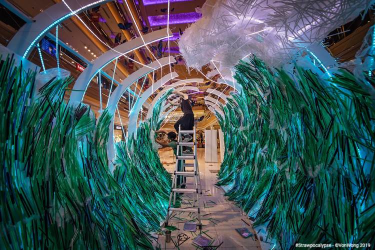 Plastikmüll Ozean Kunstinstallation bauen Trinkhalme