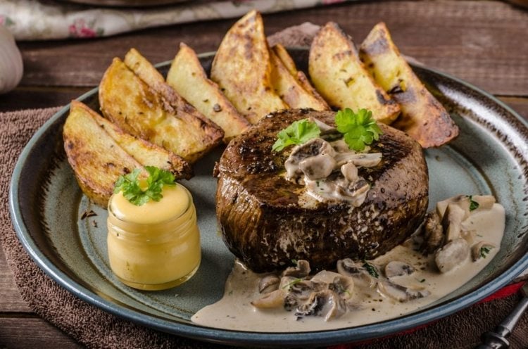 Rezept für Steak aus Filet mit Pilzsoße und Kartoffeln