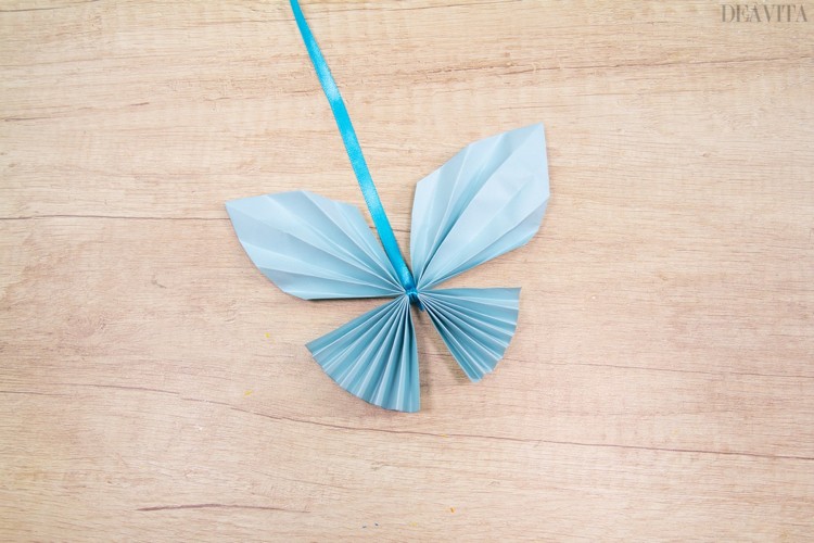 Schmetterling aus Papier basteln Ziehharmonika falten