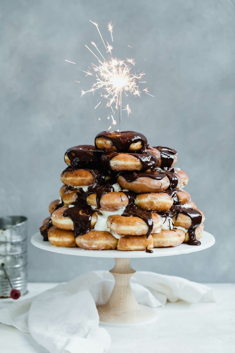 Schoko-Donut-Kuchen mit Wunderkerze für den Geburtstag