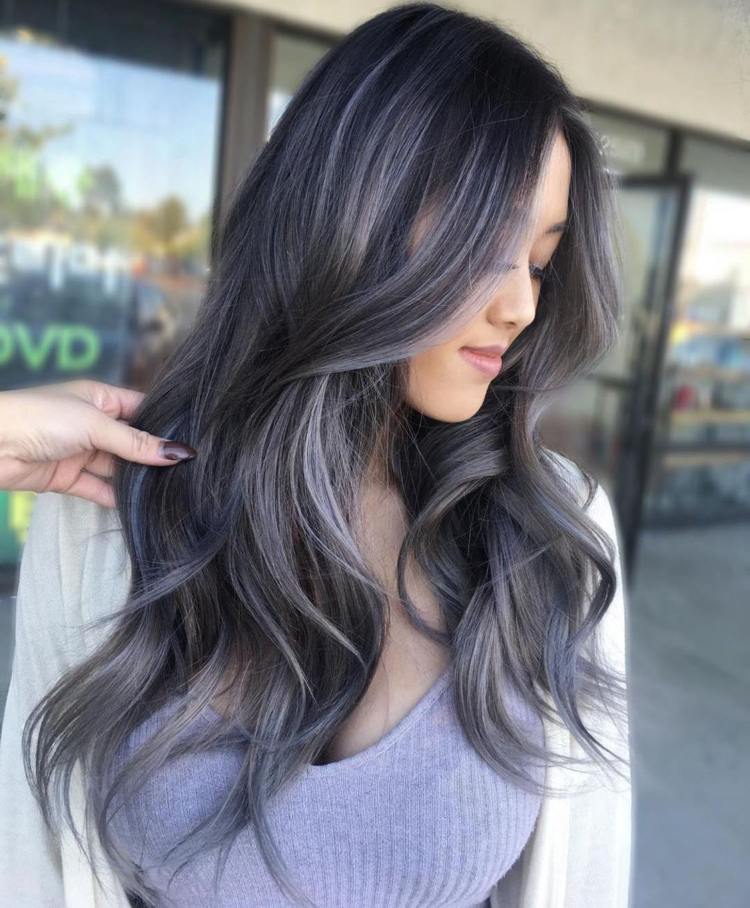 Schwarze Haare mit grauen Strähnchen Stufenschnitt Mittelscheitel