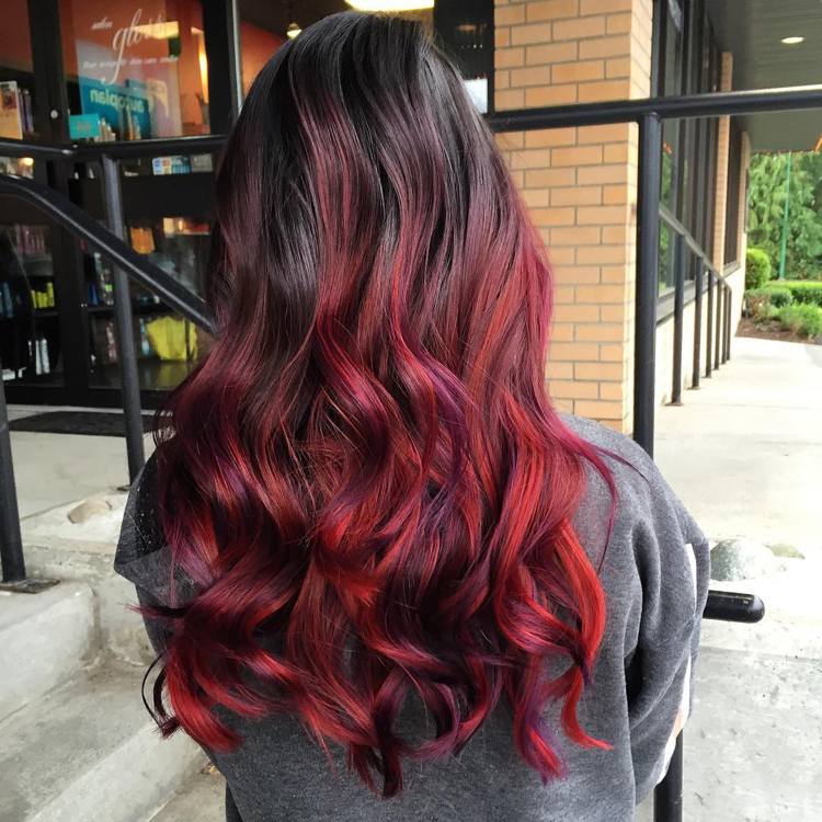 Schwarze Haare mit roten und lila Strähnchen