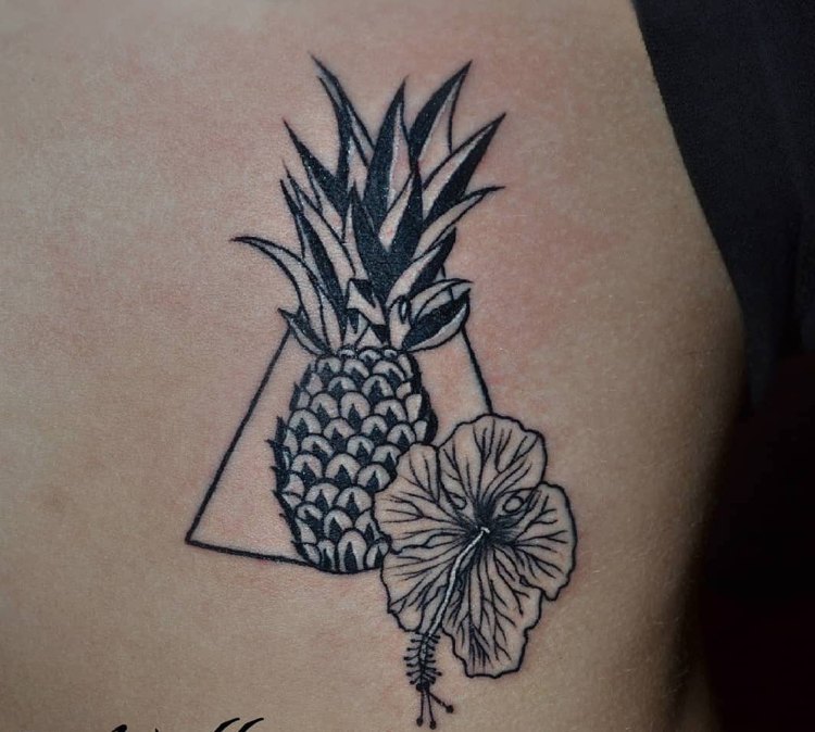 Tattoo Ananas und Hibiskusblüte klein