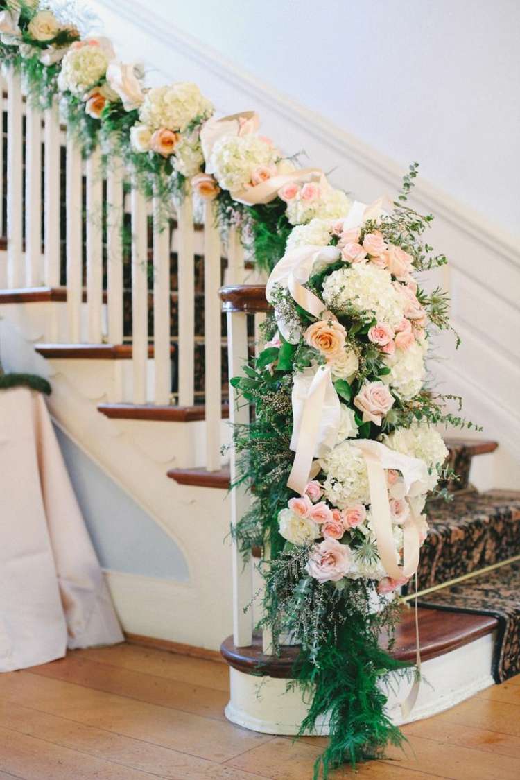 Treppengeländer mit Blumengirlande zur Hochzeit künstlich dekorieren