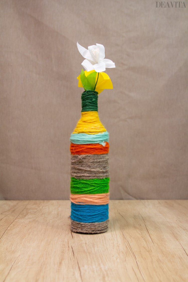 Vase basteln aus Flasche Wolle umwickeln bunt Frühlingsdeko Idee