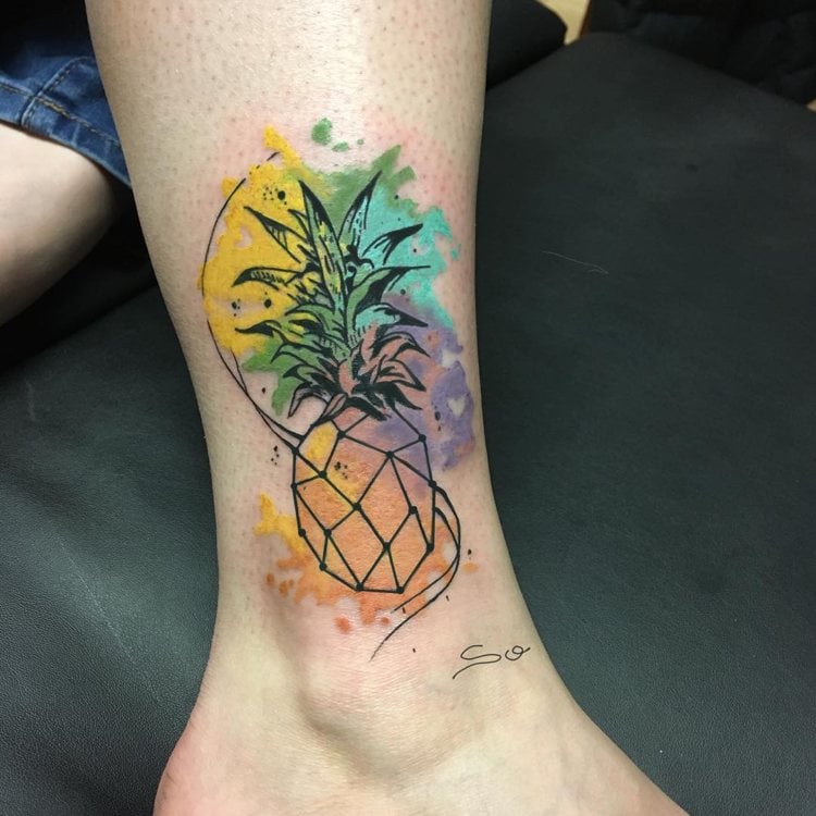 Watercolor Tattoo Ananas am Fuß