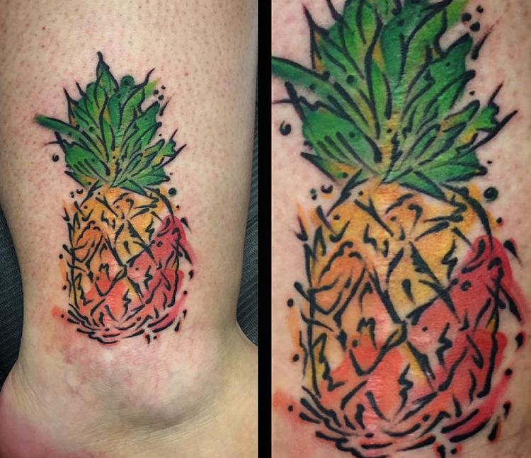Watercolor Tattoo mit Ananas am Fuß