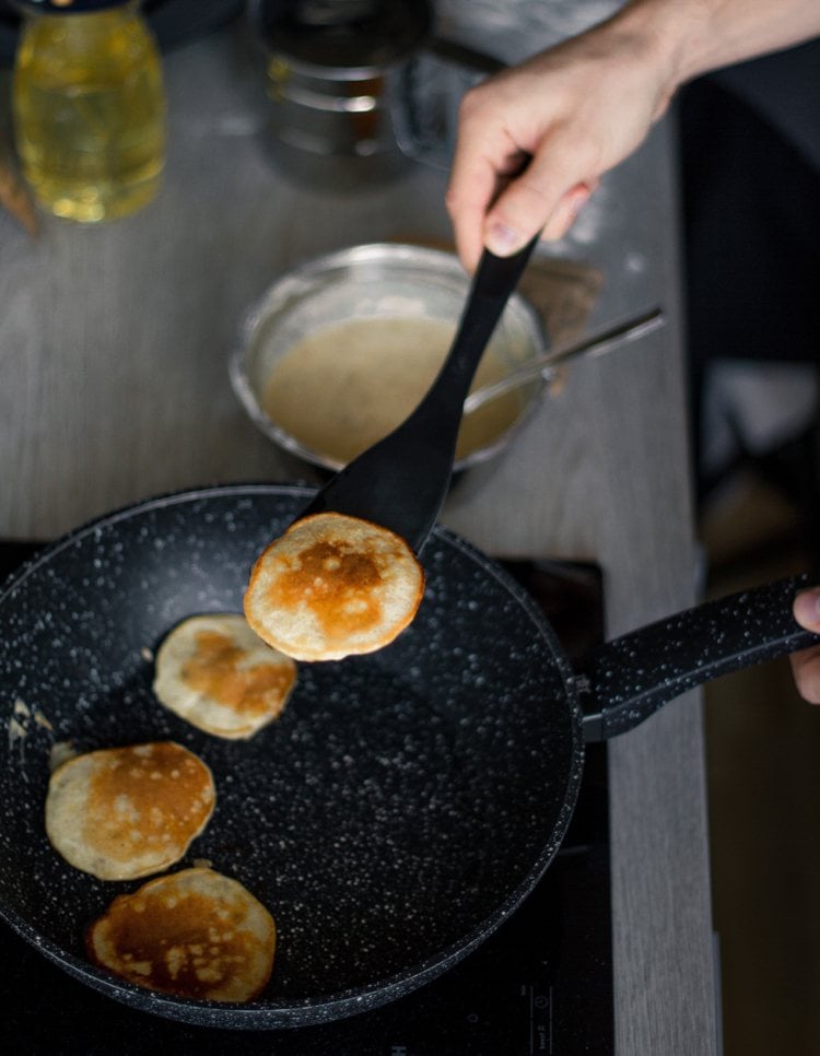 Wie macht man amerikanische Pancakes dicke kleine Pfannkuchen braten