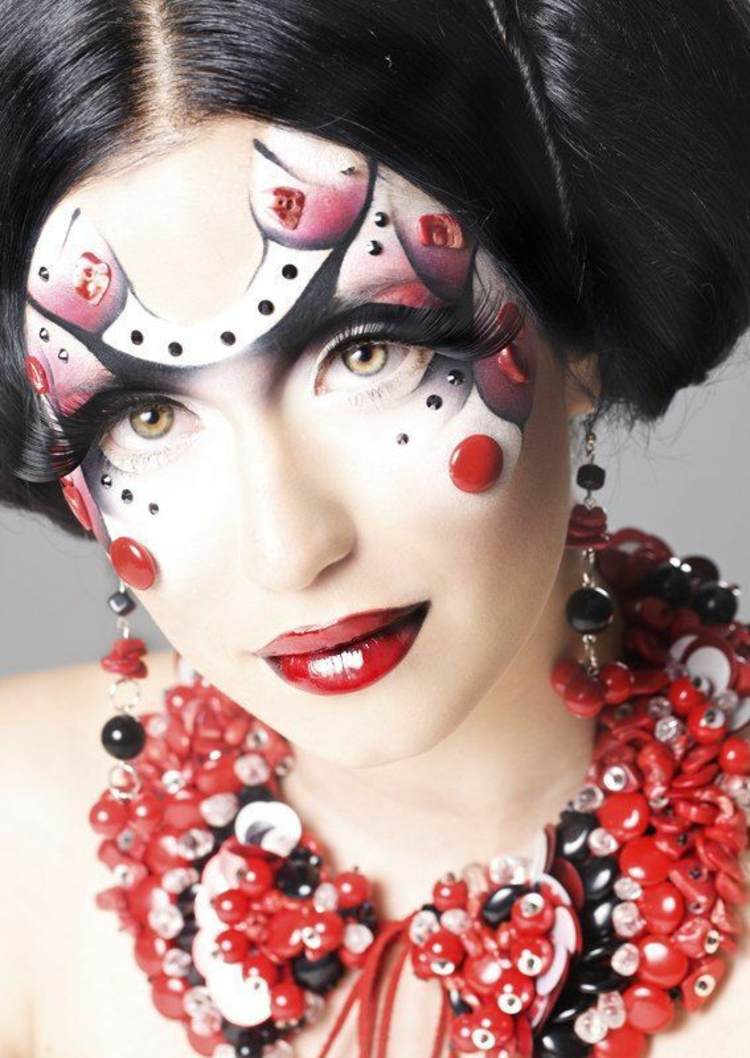Zum Karneval schminken in Rot-Weiß und mit Strass und Glitzersteinen