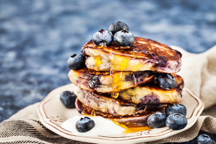 amerikanische Pancakes mit Blaubeeren, Joghurt und Ahornsirup