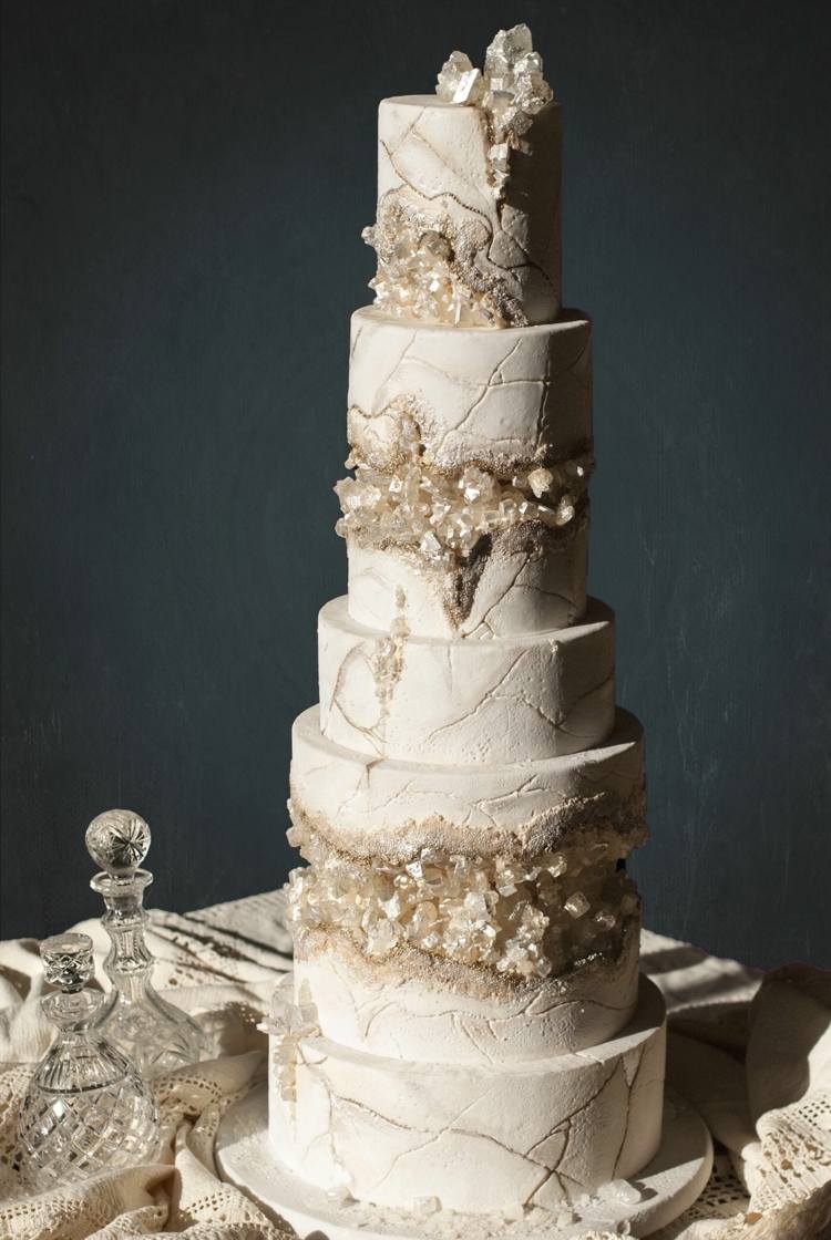 aufwändiges Design mit weißen Bergkristallen für eine elegante Hochzeit
