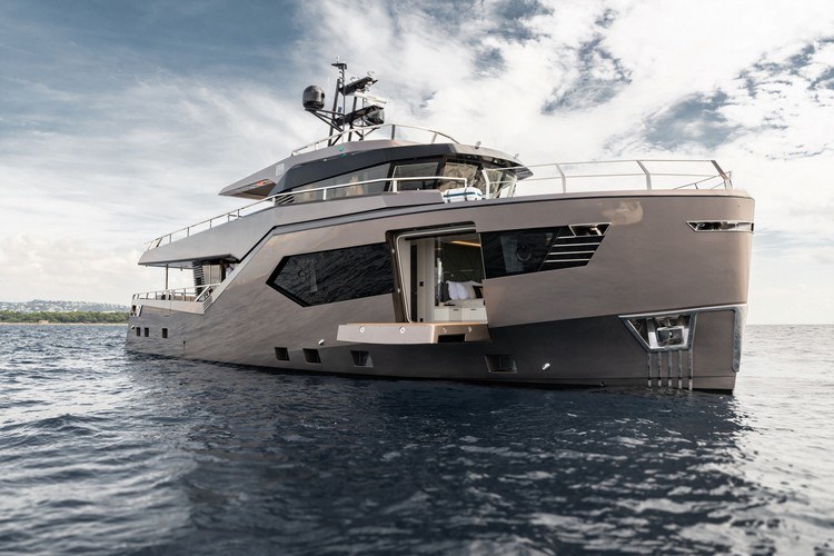 beeindruckendes yacht design mit fenstern und luxus elementen zugang zum wasser kabine