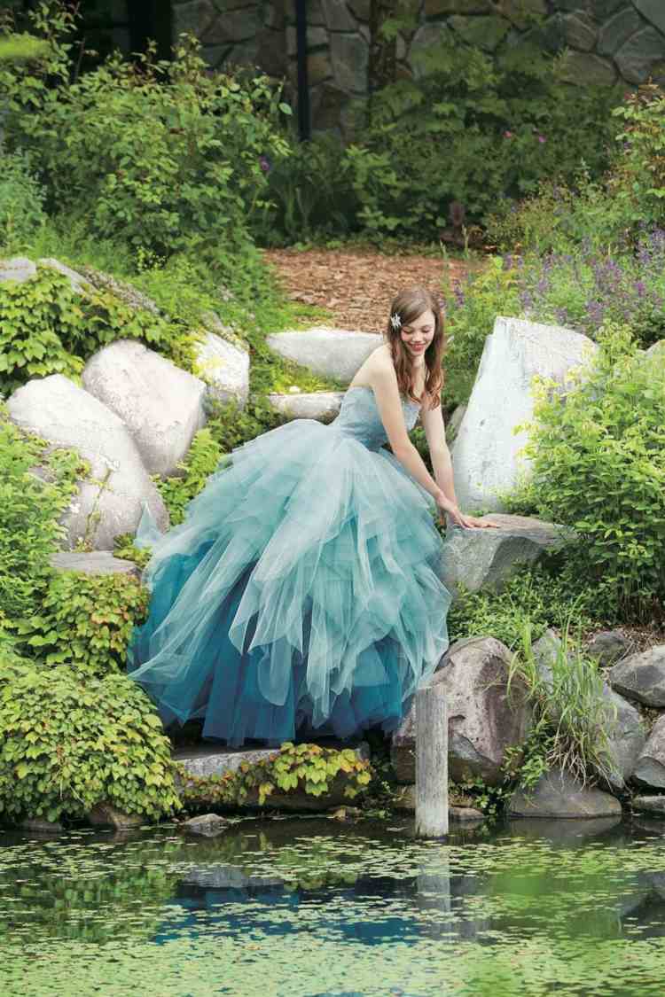 blaues Hochzeitskleid mit viel Tüll für einen romantischen Prinzessinnen Look