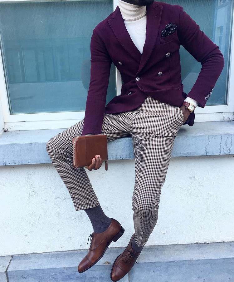 braune oxford schuhe mit weinrot lila blazer und karohose und rollkragenpullover für männer stilvoll stylen
