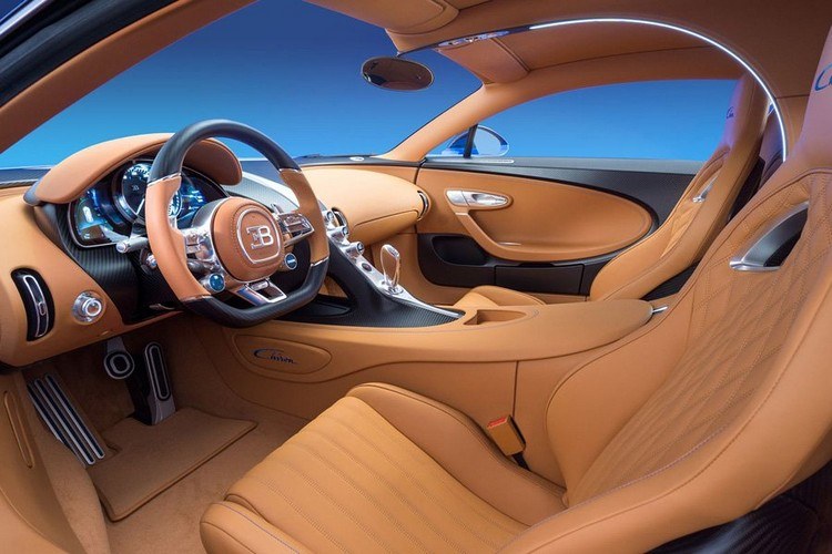 bugatti chiron innenraum mit luxus lenkrad multifunktion und ledersitze in hellbraun