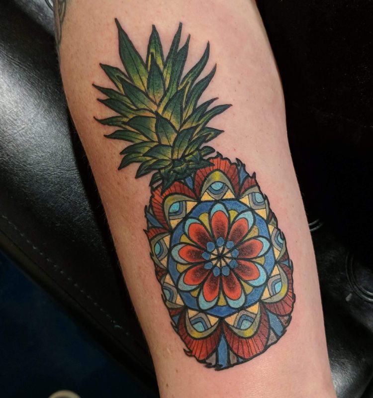 buntes Ananas Tatto in Kombination mit Mandala blumen