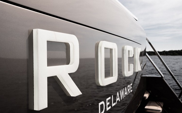 das logo der yacht rock delaware mit großen weißen buchstaben auf der rückseite