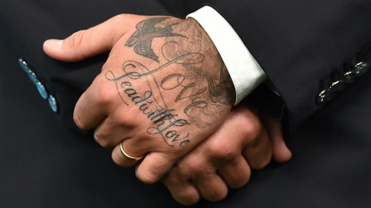 david beckham tattoo auf der hand mit schrift love und vögeln