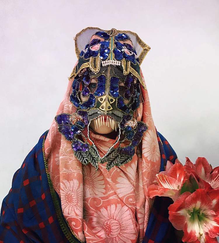 die kunstvollen Masken zum Karneval Yule mit blauen Pailletten Perlenstickerei