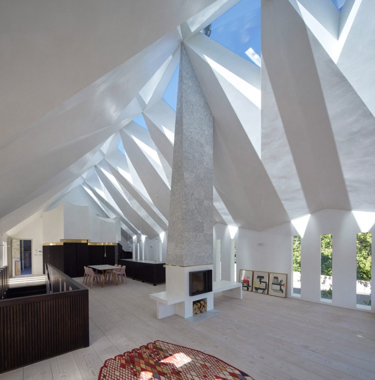 facettierte Decke mit dreieckigen Oberlichtern sorgen für einen hellen Innenraum