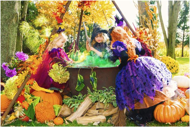Fotoshooting mit Farbbomben Halloween Hexen Kinder Mädchen