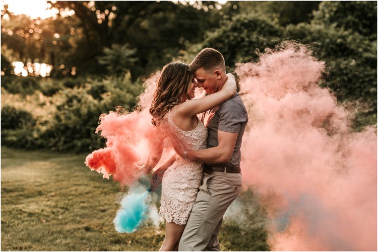 Fotoshooting mit Farbbomben verlobungsparty feiern garten