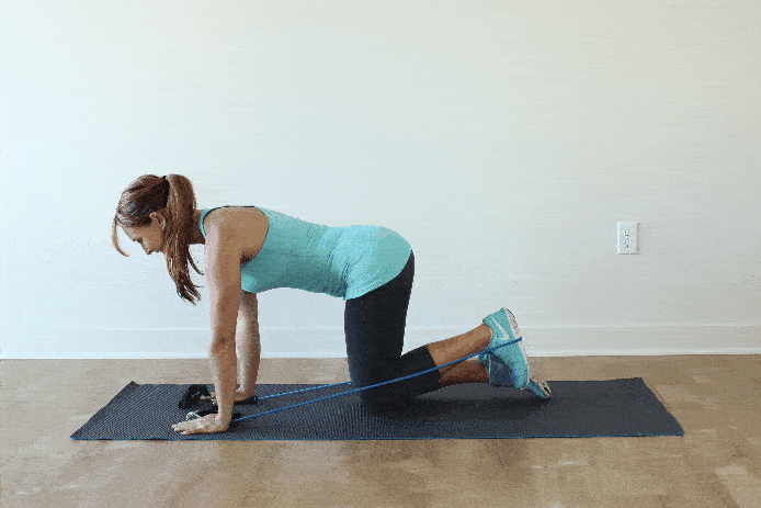 fitnessband übungen für die gesäßmuskeln auf matte durchführen mit wiederholungen