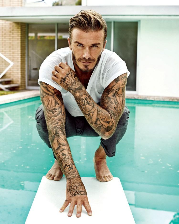 ganze arm tattoos von david beckham posierend vor swimming pool