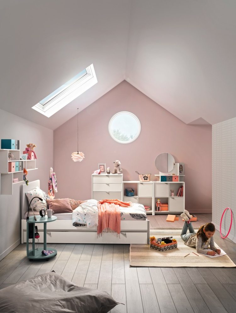 gemütliches Jugendzimmer mit Dachschräge und einer Wand in Rosa