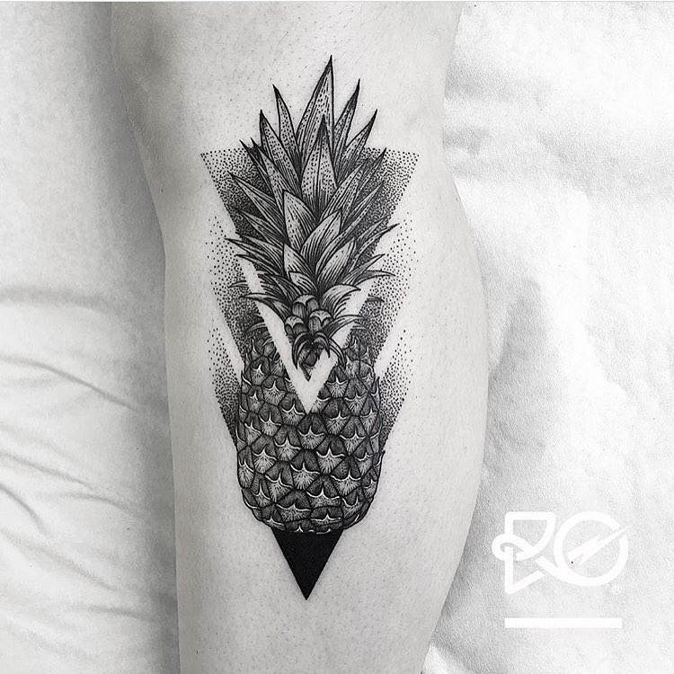 geometrisches Tattoo mit Dotwork Ananas