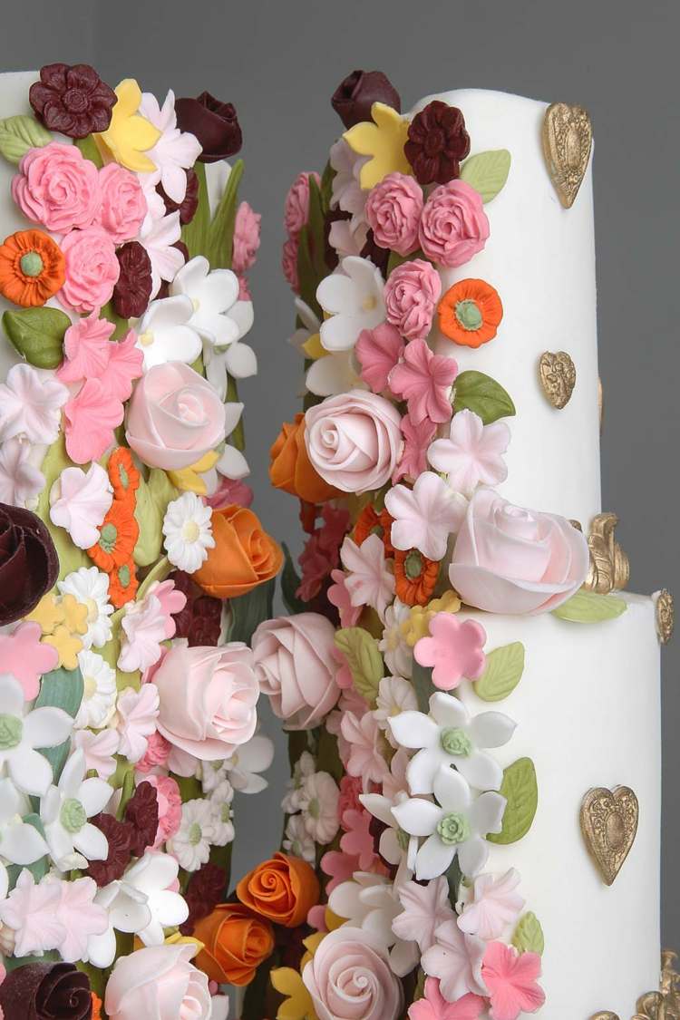 gespaltene Hochzeitstorte mal anders mit viele essbaren Blüten aus Zucker