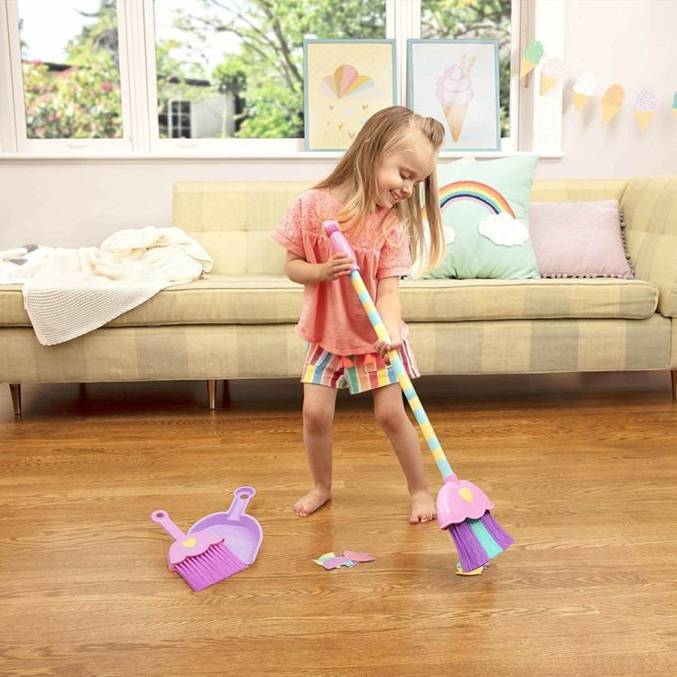 größere Kinder können fegen lernen und beim Saubermachen mithelfen
