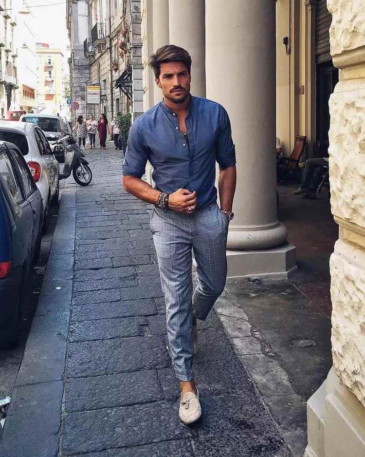 italienischer eleganter stil mit grauer karohose und denim hemd mokassins sommer outfit